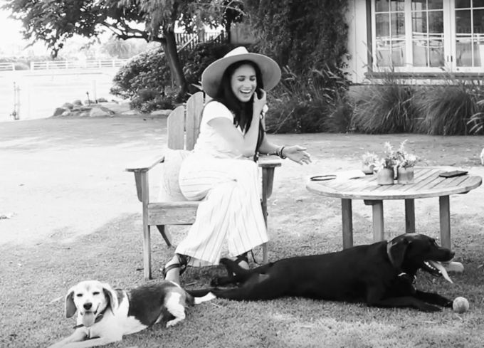 Meghan Markle strahlt im Interview ausgelassen. meghan markle