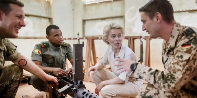 Ursula von der Leyen spricht mit einem deutschen, einem malischen und einem britischen Offizier, während sie das Arsenal der Europäischen Ausbildungsmission (EUTM) Mali besucht. Mali