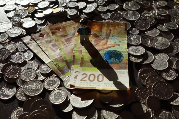 Ein Ehevertrag regelt die finanziellen Verhältnisse. Schweizer Noten und Münz