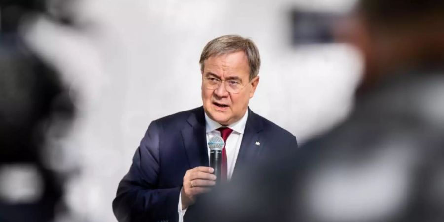 Die Landesregierung um Ministerpräsident Armin Laschet wird mehr als 300 Zuschauer bei Sport-Events erlauben. Foto: Marcel Kusch/dpa