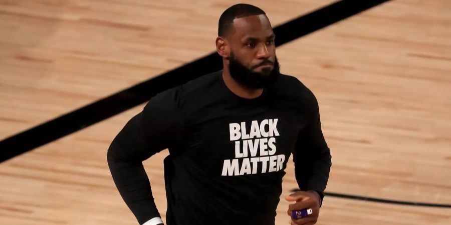 LeBron James trägt während dem Aufwärmen ein Shirt mit der Aufschrift «Black Lives Matter». (Archiv)