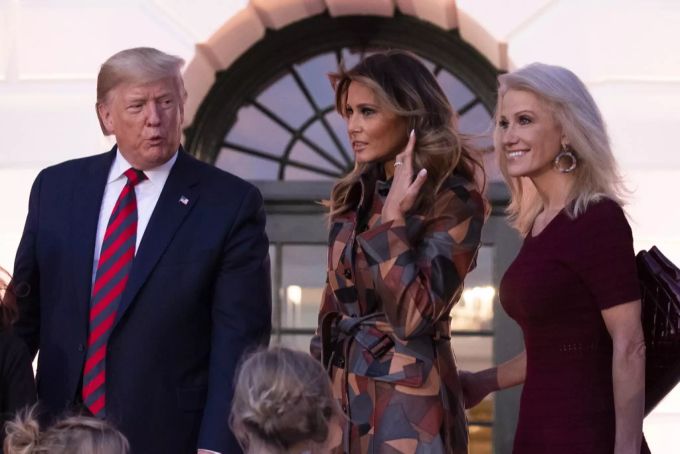 Donald Trump steht neben First Lady Melania (M.) und seiner Beraterin Kellyanne Conway (r.). (Archivbild) Kellyanne Conway