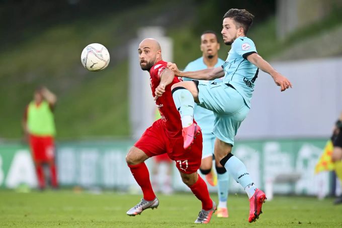 Vaduz' Tunahan Cicek, links, gegen Thuns Miguel Castroman im Barrage Hinspiel zwischen dem FC Vaduz aus der Challenge League und dem FC Thun aus der Super League, am Freitag, 7. August 2020, im Rheinpark Stadion in Vaduz. fc thun vaduz
