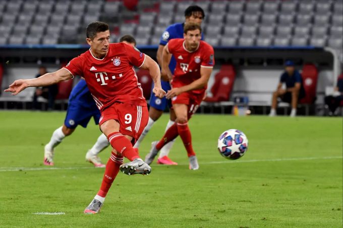 Robert Lewandowski trifft per Elfmeter zum 1:0 für Bayern München gegen den FC Chelsea. Bayern München FC Chelsea