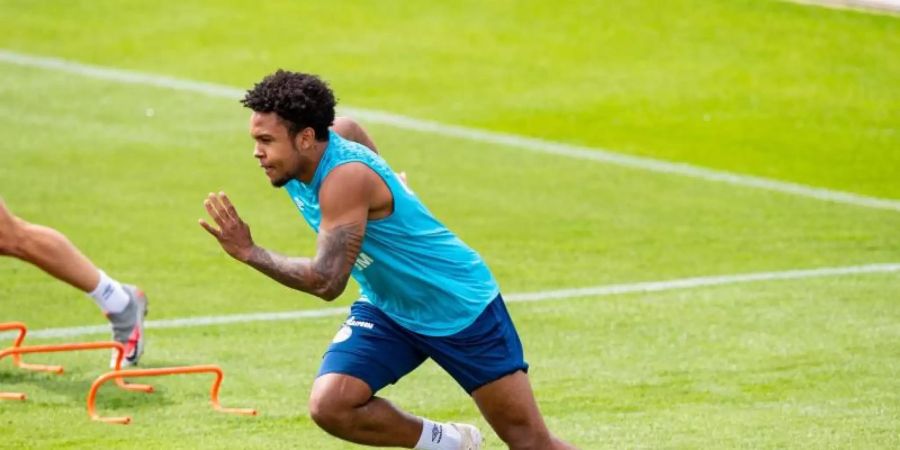 Sollte einem Wechsel nicht abgeneigt sein: Schalkes Weston McKennie läuft beim Training über den Platz. Foto: Guido Kirchner/dpa