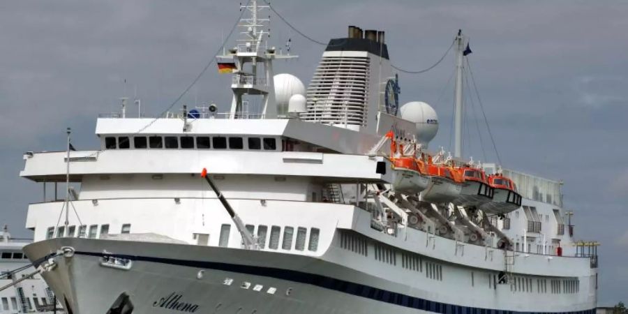 Das ehemalige DDR-Urlauberschiff «Völkerfreundschaft», das und heute unter dem Namen MS Athena fährt. Foto: Bernd Wüstneck/dpa-Zentralbild/dpa