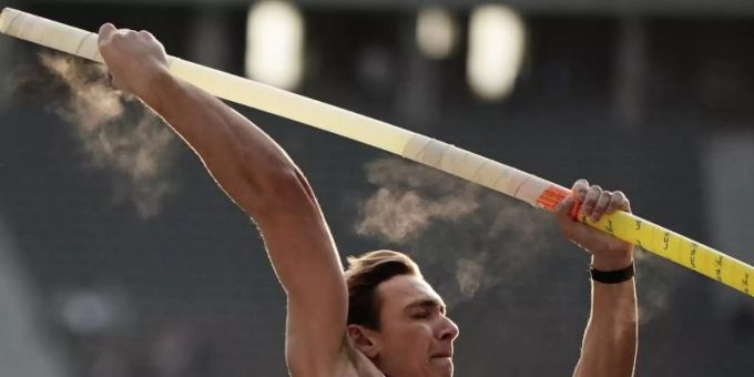 Leichtathletik: Armand Duplantis aus Schweden stellte eine neue Stabhochsprung-Bestmarke unter freiem Himmel auf. Foto: Michael Kappeler/dpa Leichtathletik