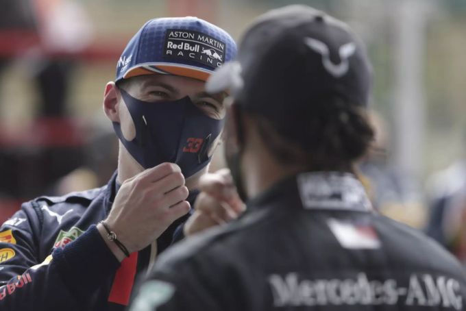 Max Verstappen (l) ist sich sicher, dass er Mercedes-Pilot Lewis Hamilton (r) schlagen könnte. Max Verstappen