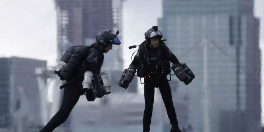 Richard Browning (r), der Gründer und Chef-Testpilot von Gravity Industries und ein weiterer Pilot testeten den von Browning erfundenen Jet-Suit 2019 auf der Tech Week in London. Nun wurde ein spezielles Modell für Sanitäter-Einsätze getestet. Es könnte Leben retten. (Archivbild)