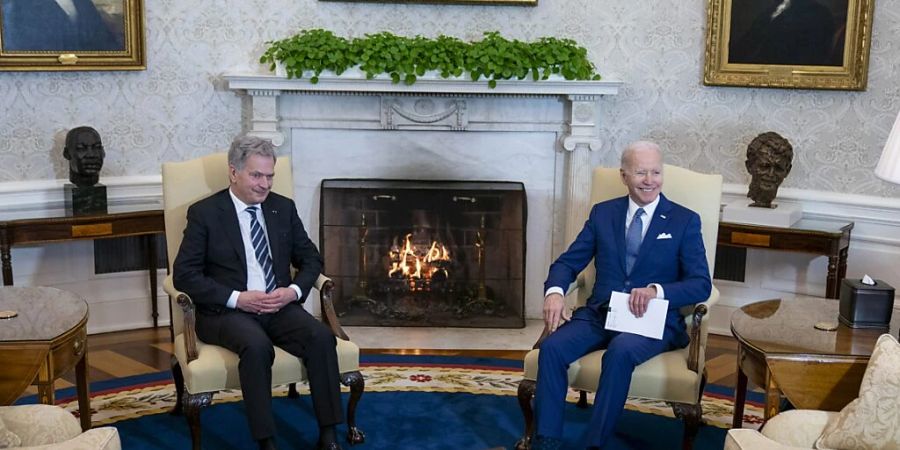 Joe Biden (r), Präsident der USA, trifft sich mit dem finnischen Präsidenten Sauli Niinisto im Oval Office des Weissen Hauses. Foto: Sarah Silbiger/Lehtikuva/dpa