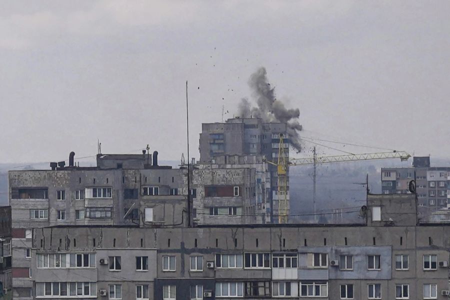 Denn was Fortschritte auf dem Schlachtfeld angeht, haben die Russen nicht viel vorzuzeigen. Auch dieses Bild zeigt einen Angriff auf ein Wohngebäude in Mariupol.