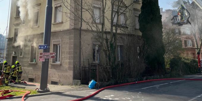 Emmenbrücke LU: Eine Person nach Wohnungsbrand im Spital Emmenbrücke LU: Eine Person nach Wohnungsbrand im Spital