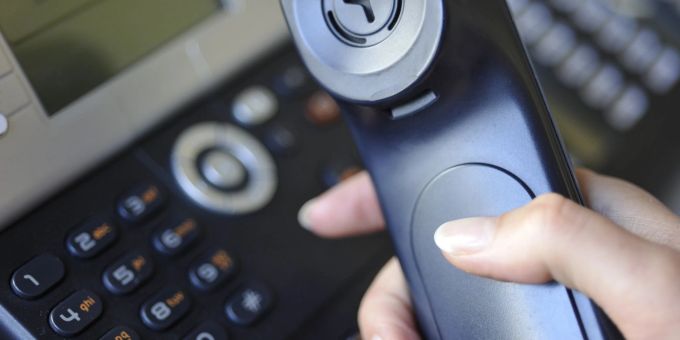 Eine Frau hält einen Telefonhörer in der Hand. Das Festnetz-Telefon in Deutschland erlebt seit der Pandemie ein Comeback. Eine Frau hält einen Telefonhörer in der Hand. Das Festnetz-Telefon in Deutschland erlebt seit der Pandemie ein Comeback.