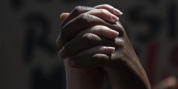 Eine Mehrheit der Schweizer Bevölkerung ist tolerant gegenüber als "anders" wahrgenommenen Personen. schweiz rassismus