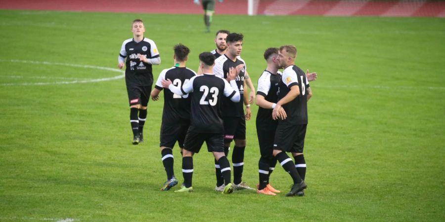 Der FC Herisau klatscht sich nach einem Torschuss ab. - Herisau