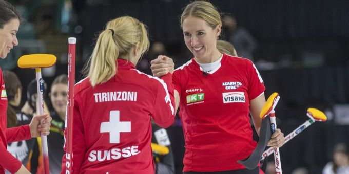 Melanie Barbezat und Silvana Tirinzoni bei der WM in Kanada. Curler