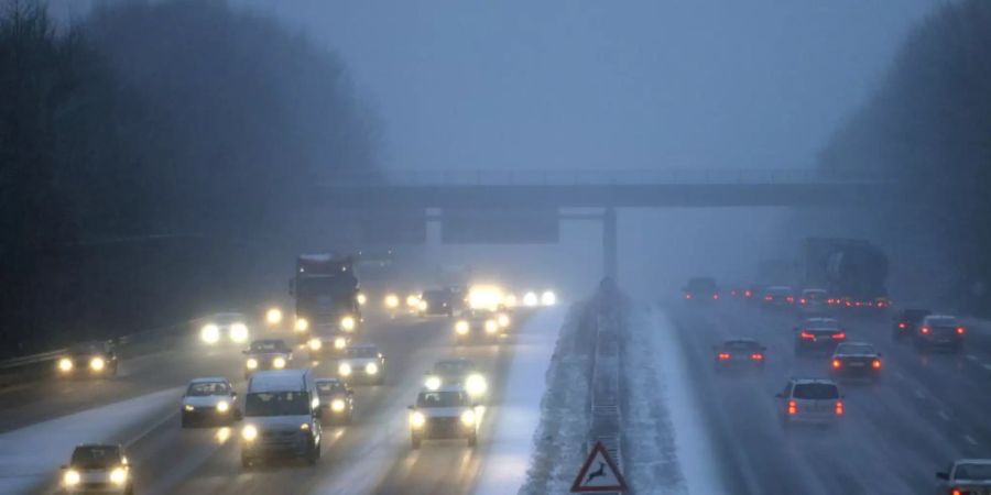 Die Meteorologen warnen vor Glatteis. (Archivbild)