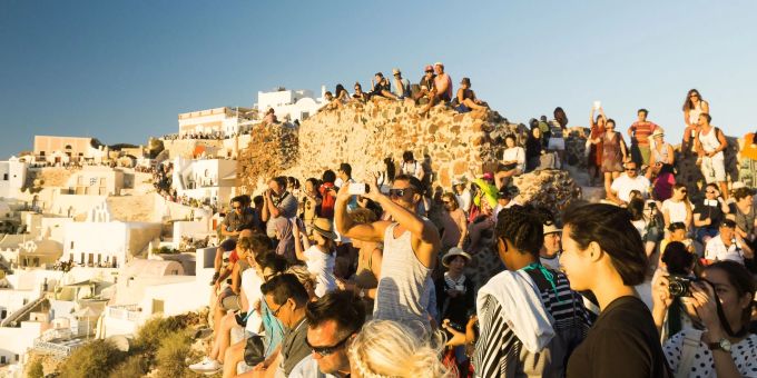 Telefonate, SMS und Daten: Im Urlaub sollte man die Kosten im Blick behalten. Nicht überall ist die Handynutzung gebührenfrei. Telefonate, SMS und Daten: Im Urlaub sollte man die Kosten im Blick behalten. Nicht überall ist die Handynutzung gebührenfrei.