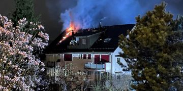 Rüschlikon: Dachstockbrand in Mehrfamilienhaus