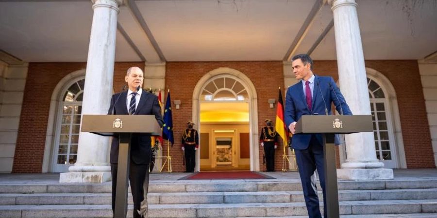 Bundeskanzler Olaf Scholz Spaniens Ministerpräsidenten Pedro Sánchez (r) in Madrid. Foto: Michael Kappeler/dpa
