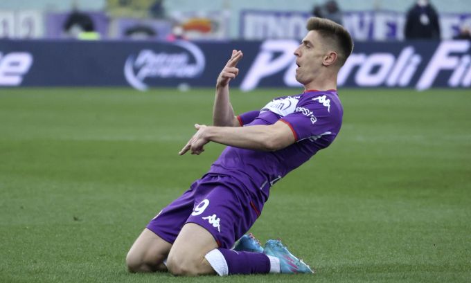 Krzysztof Piatek steht Arthur Cabral bei Fiorentina vor der Sonne. Italy Soccer Serie A