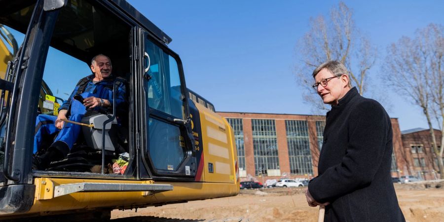 Kardinal Rainer Maria Woelki (r), Erzbischof von Köln auf der Baustelle des Erzbischöflichen Bildungscampus beim Spatenstich.