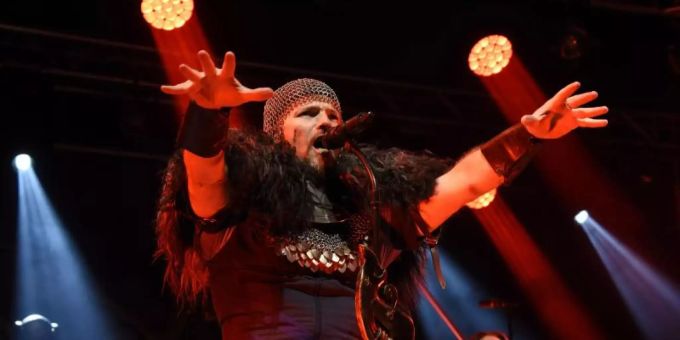 Die deutsche Mittelalter-Metal-Band Feuerschwanz hat es an die Spitze der deutschen Album-Charts geschafft. Foto: Steffi Adam/Geisler-Fotopress/dpa/Archiv Die deutsche Mittelalter-Metal-Band Feuerschwanz hat es an die Spitze der deutschen Album-Charts geschafft. Foto: Steffi Adam/Geisler-Fotopress/dpa/Archiv