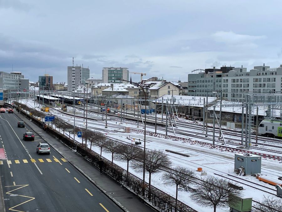 Auch das Flachland ist an vielen Orten weiss, wie der Bahnhof von Freiburg.