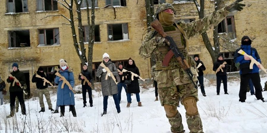 Ein Ausbilder des Militärs schult Zivilisten in Kiew
