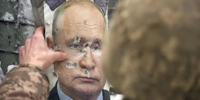 Ein ukrainischer Soldat justiert ein von Kugeln durchlöchertes Bild des russischen Präsidenten Putin. Foto: Vadim Ghirda/AP/dpa Ein ukrainischer Soldat justiert ein von Kugeln durchlöchertes Bild des russischen Präsidenten Putin. Foto: Vadim Ghirda/AP/dpa