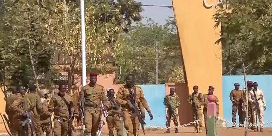 Meuternde Soldaten vor dem Militärlager Guillaume Ouedraogo in Ouagadougou. Foto: Uncredited/AP/dpa