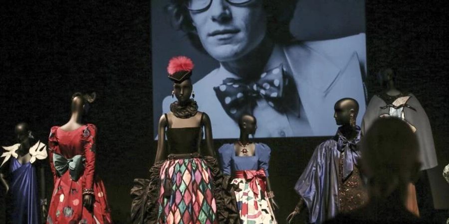 Anlässlich der ersten Modenschau von Yves Saint Laurent unter eigenem Namen am 29. Januar 1962 in Paris wird das 60. Jubiläum in sechs Pariser Museen gross gefeiert. Foto: Mosa'ab Elshamy/AP/dpa