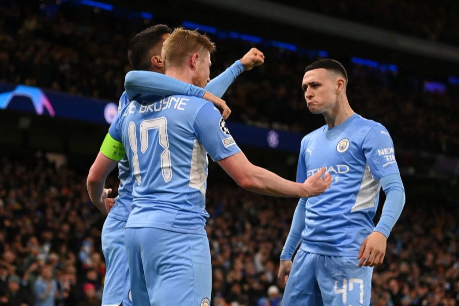 Phil Foden (rechts) feiert mit seinen Teamkollegen von Manchester City seinen Zucker-Pass zum entscheidenden 1:0 in der Champions League gegen Atlético Madrid.