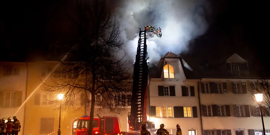 Feuerwehrleute bei der Bekämpfung des Grossbrands am Abend des 7. März in Solothurn. (Archivbild)