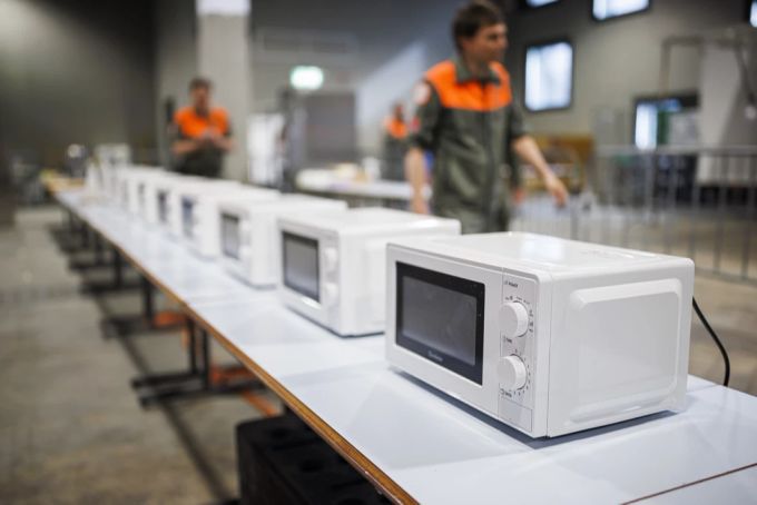 Mikrowellen-Geräte stehen bereit in der temporären Unterkunft für Flüchtlinge aus dem Ukraine-Krieg, im Kongresszentrum «Palais de Beaulieu» in Lausanne, am 17. März 2022. Mikrowelle Flüchtlinge Ukraine-Krieg