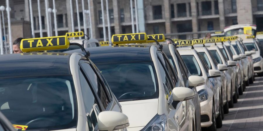 Taxis stehen aufgereit vor dem Berliner Olympiastadion bereit.