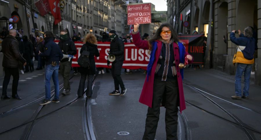 Bei der Demo gegen die Massnahmen zum Coronavirus in Bern Ende Januar liefen Mitglieder der Gruppierung «Junge Tat» (links) ganz vorne mit.