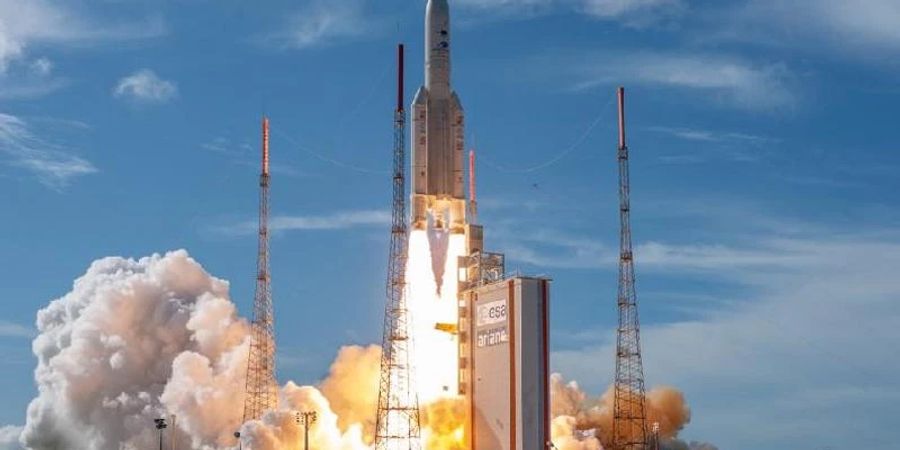 Eine Rakete vom Typ Ariane 5 hebt auf dem europäischen Weltraumbahnhof, dem Guiana Space Center in Kourou, Französisch-Guayana, ab. Europas Weltraumagentur Esa will bei der Frage nach einem eigenen Zugang zum All vorankommen. Foto: ESA/ZUMA Wire/dpa