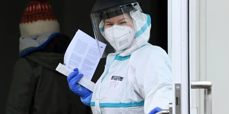 Helferin lässt Frau für Coronatest ein