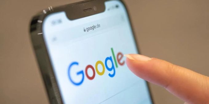 Wie Digital-Riesen wie Google oder Facebook mit illegalen Inhalten oder Hassrede umgehen sollen, soll künftig ein geplantes EU-Gesetz regeln. Foto: Mohssen Assanimoghaddam/dpa Wie Digital-Riesen wie Google oder Facebook mit illegalen Inhalten oder Hassrede umgehen sollen, soll künftig ein geplantes EU-Gesetz regeln. Foto: Mohssen Assanimoghaddam/dpa