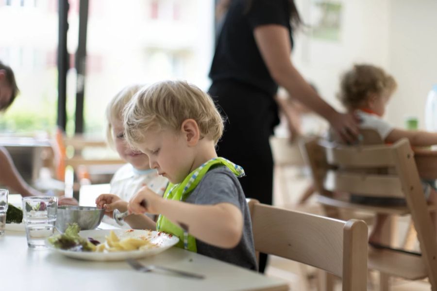 Trotz der Omikron-Welle schicken die meisten Eltern ihre Kinder noch in die Kitas. (Symbolbild)