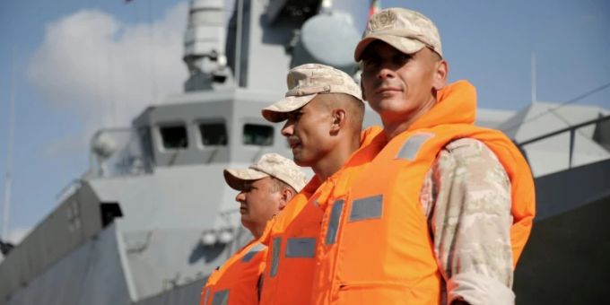 Soldaten vor einem Schiff der russischen Marine (Symbolbild). Russland