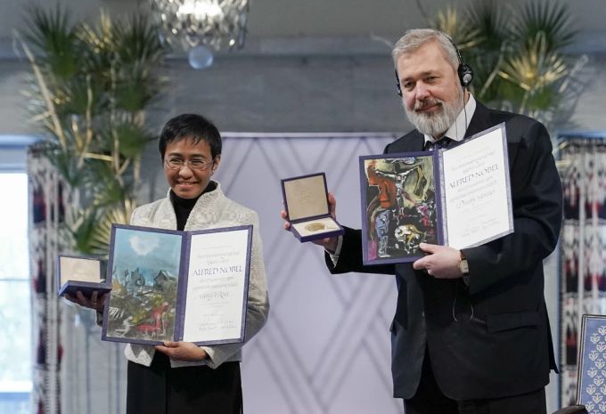 Dmitri Muratow mit dem Friedensnobelpreis. Muraatow