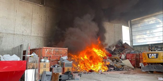 In Birsfelden im Kanton Basel-Land kam es in einem Recyclinglager zu einem Brand. Flächenbrand
