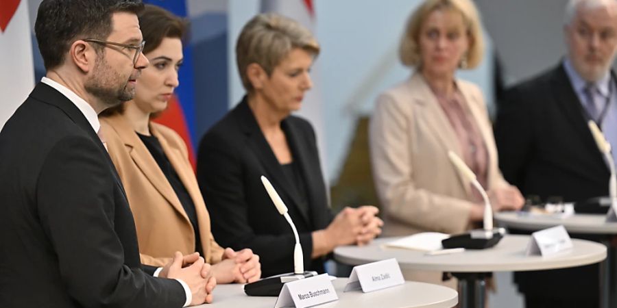 Marco Buschmann (Deutschland), Alma Zadic (Österreich), Bundesrätin Karin Keller-Sutter, Graziella Marok-Wachter (Liechtenstein), und Botschafter Jean-Marc Meyer (Luxemburg), von links, beim Justizminister-Treffen der deutschsprachigen Länder am Montag in St. Gallen.