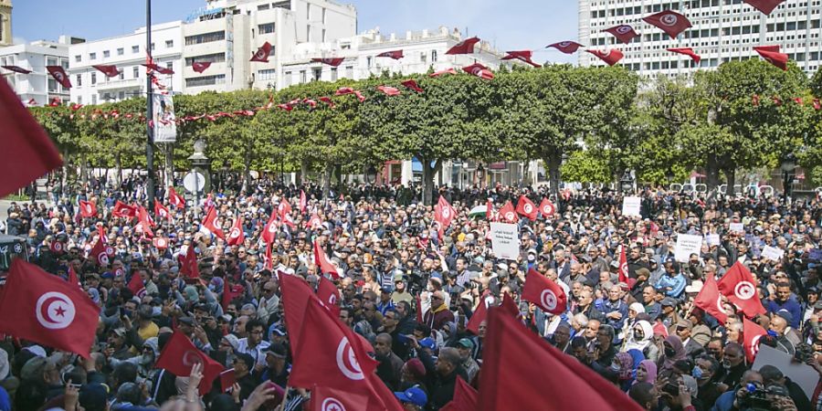 Demonstranten versammeln sich während einer Demonstration gegen den tunesischen Präsidenten Saied. Das Parlament in Tunesien will trotz der umstrittenen Auflösung durch Präsident Saied weiterhin zusammentreten und sich gegen die Massnahmen des Staatschefs wehren. Foto: Hassene Dridi/AP/dpa