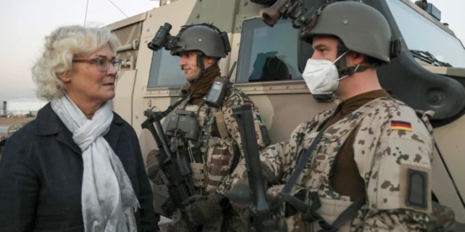 Christine Lambrecht mit Bundeswehrsoldaten im Irak Ukraine-Krieg