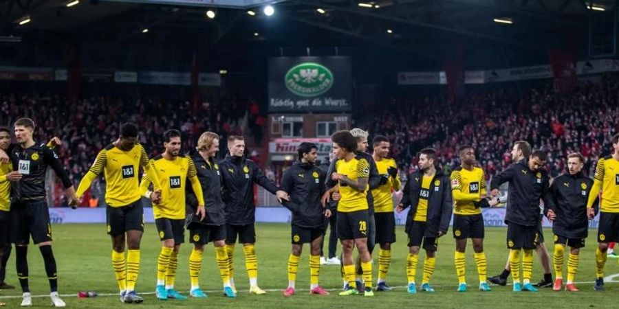 Das Team von Borussia Dortmund bedankt sich nach dem Sieg bei den Zuschauern. Foto: Andreas Gora/dpa