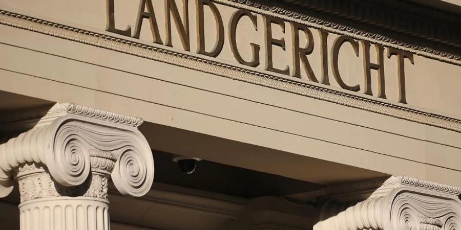 Das Landgericht Bonn hat einen ehemaligen Geschäftsführer einer Tochtergesellschaft der Hamburger Privatbank M.M. Warburg wegen Steuerbetrugs verurteilt. Foto: Oliver Berg/dpa