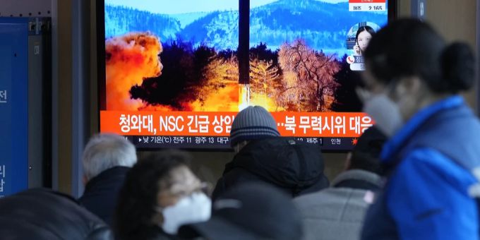 Südkoreaner verfolgen die Nachrichten, die einen nordkoreanischen Raketenstart zeigen. (Archivbild) Nordkorea